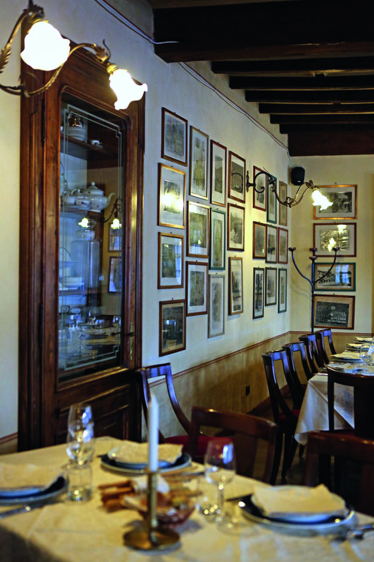 Het kader van Ristorante Garibaldi met een eetzaal   			van ruim honderd jaar oud,   			is adembenemend.