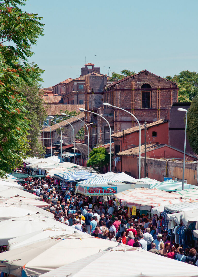 Porta Portese is de grootste vlooienmarkt van Rome.