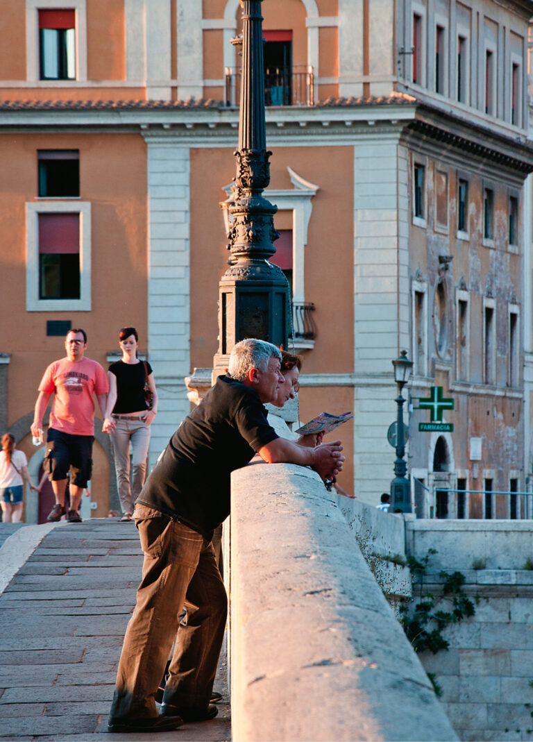 Wandelen over de brug naar de andere kant van de Tiber.