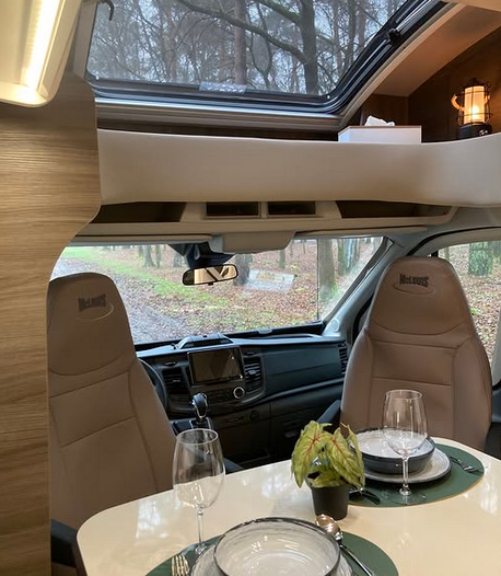 Afbeelding met glas, raam, auto, spiegelDoor AI gegenereerde inhoud is mogelijk onjuist.