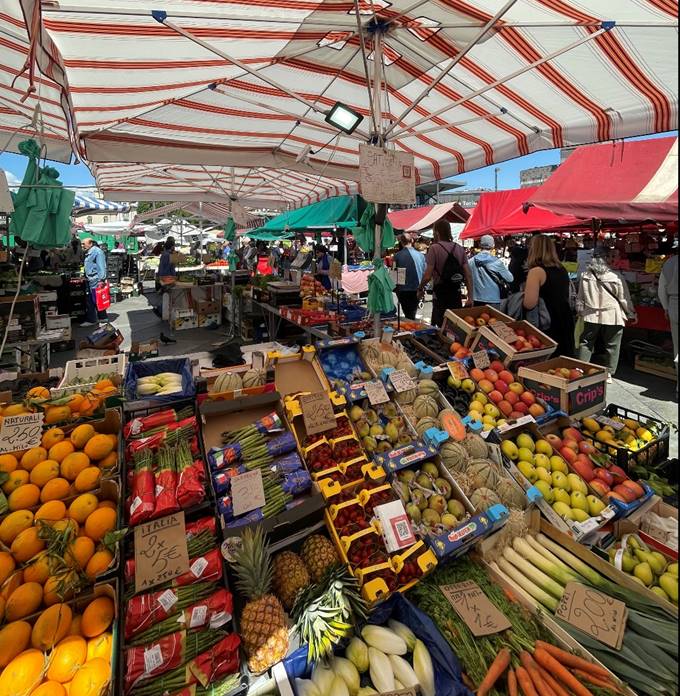 Afbeelding met marktplaats, markt, bazaar, gebouwDoor AI gegenereerde inhoud is mogelijk onjuist.